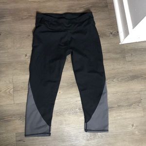 Black and grey fabletics crop leggings